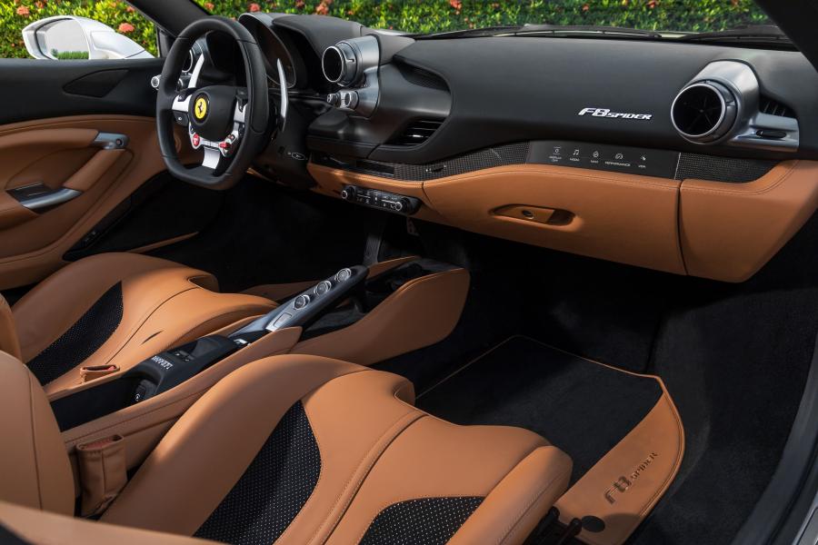 Торпедо Ferrari F8 Spider 2020 года  (фото 11 из 13)